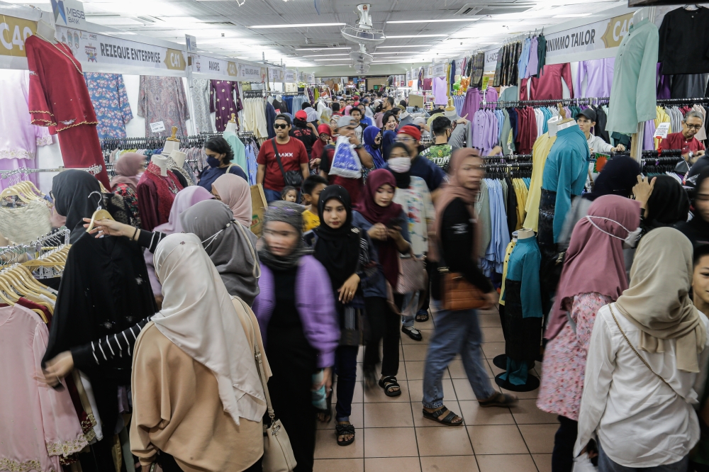 Customers flock to clothing stores to buy clothes for Hari Raya Aidilfitri at the PKNS Complex in Shah Alam April 15, 2023. — Picture by Sayuti Zainudin 