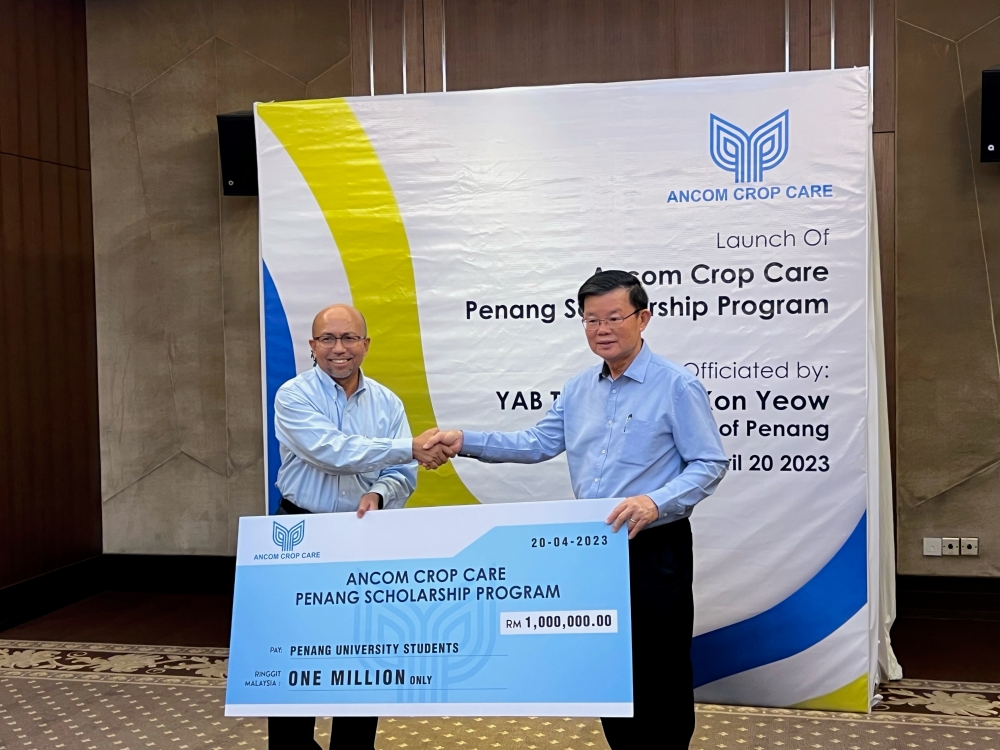 Ancom Crop Care chairman Datuk Abd Hapiz Abdullah presenting the mock cheque to Penang Chief Minister Chow Kon Yeow. — Picture by Opalyn Mok