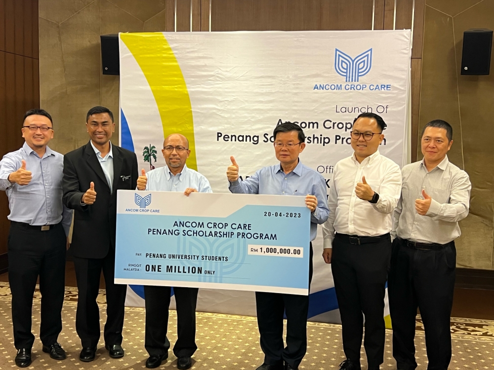 The mock cheque presentation of the Ancom Crop Care Penang Scholarship Programme. (From left) Ancom Crop Care Managing Director Lee Cheun Wei, Education Department officer Mohamad Zawawi Ahmad, Ancom Crop Care chairman Datuk Abd Hapiz Abdullah, Penang Chief Minister Chow Kon Yeow and Pengkalan Kota assemblyman Daniel Gooi. — Picture by Opalyn Mok