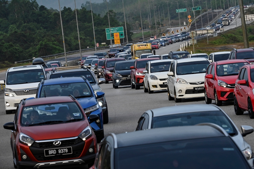 Traffic along the East Cost Expressway 2 was reported to be smooth in both directions. ― Bernama pic