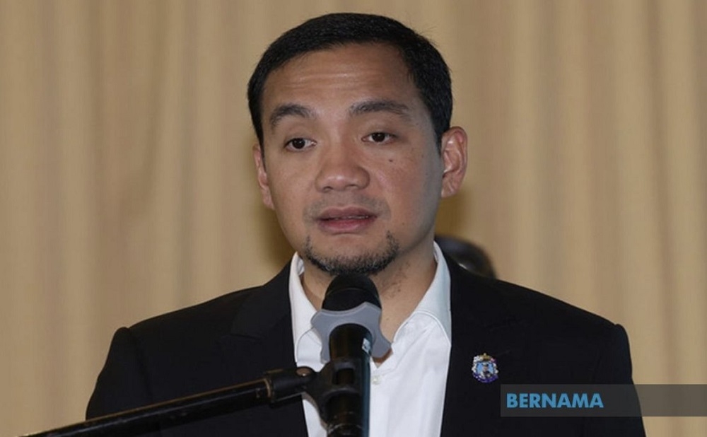 Menteri Besar Datuk Onn Hafiz Ghazi said the Johor government has declared Monday (April 24) as an additional public holiday in conjunction with Hari Raya Aidilfitri this year. — Picture via Twitter/Bernama