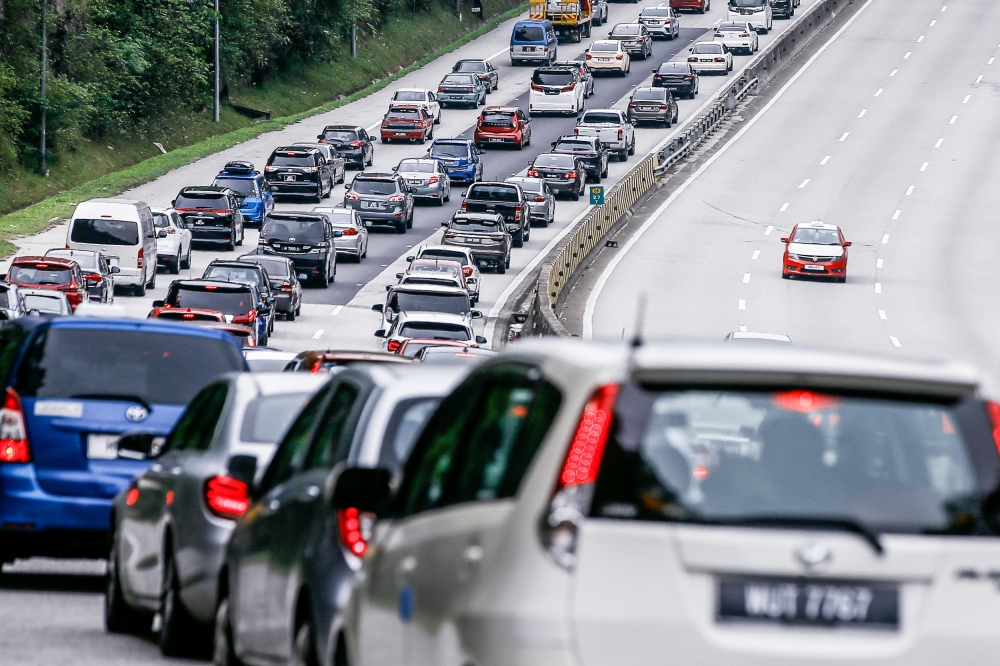 A general picture of heavy traffic at the KL-Karak highway after the Gombak toll plaza heading to the east coast ahead of Hari Raya Aidilfitri April 20, 2023. — Picture by Hari Anggara