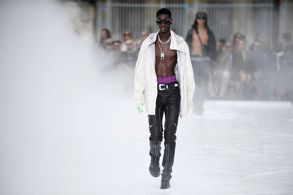 Fashion's sagging revival is putting boxers and briefs back in the ...