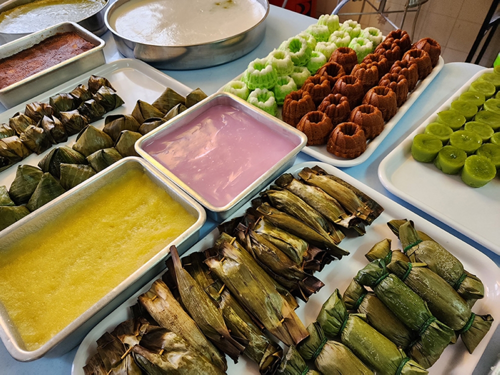 Rasa Kasih has a variety of Nyonya 'kuih'.
