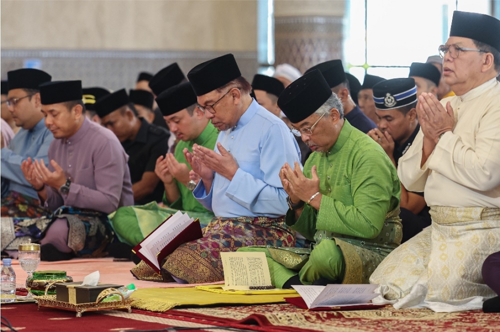 Yang di-Pertuan Agong Al-Sultan Abdullah Ri’ayatuddin Al-Mustafa Billah Shah (second right) and Prime Minister Datuk Seri Anwar Ibrahim (third right) perform the Aidilfitri prayers at Masjid Negara, Kuala Lumpur April 22, 2023. — Bernama pic
