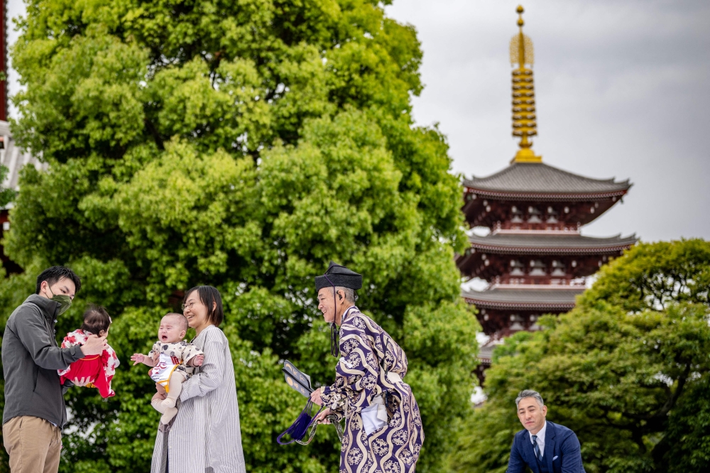 The rules vary from region to region — in some places, parents want their offspring to be the first to cry, in others the first to weep is the loser. — AFP pic