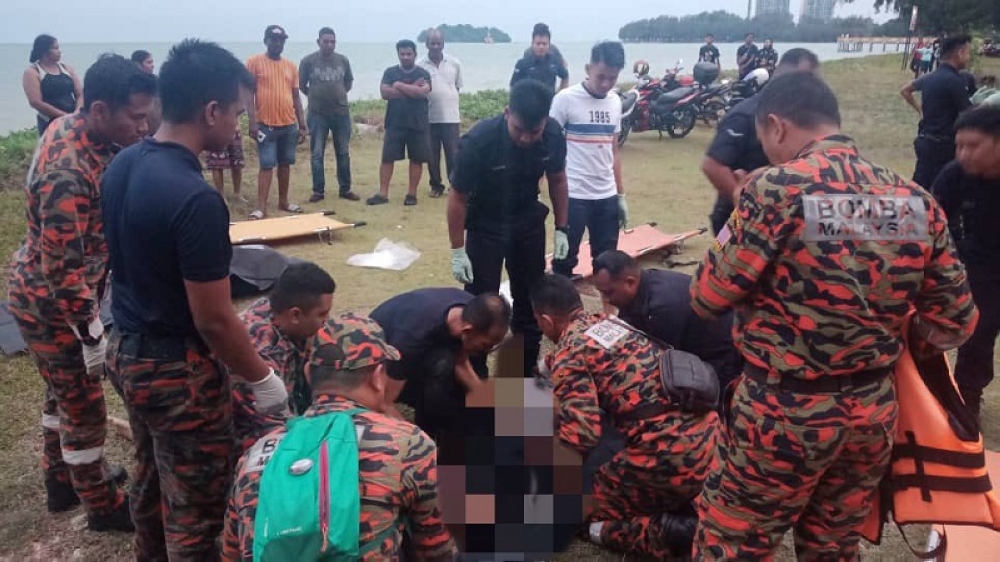 Telok Kemang Fire and Rescue station chief Azizee Alias said the three who drowned were identified as R. Kalaivani, 30, R. Dawige, 29 and R. Sathiyadevi, 19, from Banting, Selangor. — Picture courtesy of Fire and Rescue Department of Malaysia via Twtter/Bernama