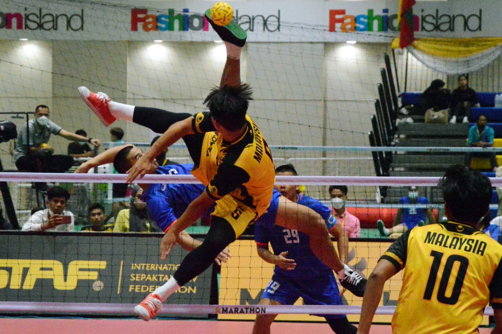 National sepak takraw player Azlan Alias in action against the host team Thailand in the semi-finals of the men's team event at the 35th King of Thailand Cup World Takraw Championship in Bangkok July 30, 2021. — Bernama pic