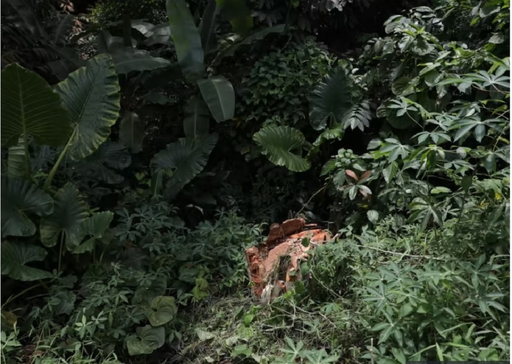 A rusty fridge discovered by Semenov Pavel Dmitrievic while hiking in Clementi Forest has been moved further away from the trail where it originally was, as seen on April 21, 2023. — TODAY pic