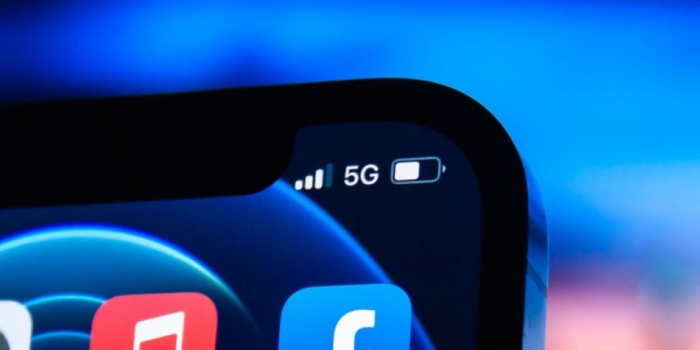 In order to comply with EU regulations, Apple is expected to allow users to download and install apps outside Apple’s App Store with the upcoming iOS 17 update. ― SoyaCincau pic