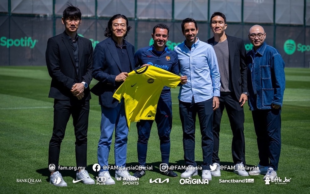 Harimau Malaya head coach Kim Pan Gon (2nd left), Harimau Malaya assistant coach Pau Marti Vicente, goalkeeping coach Cho Junho, fitness coach Park Jihyeon and performance analyst Lim Jaehun pose for a picture during a visit to Barcelona. — Picture via Facebook/Football Association of Malaysia