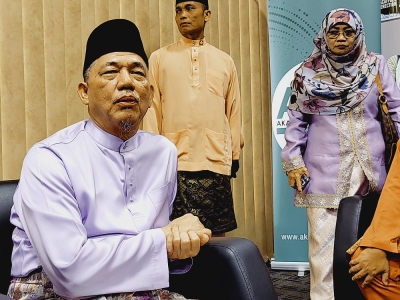 Don't pay attention to unverified ouster rumours, says DPM Fadillah - Vimarsana News