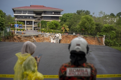 Police: Stagnant water, broken pipe among causes of landslide in front of Malaysian Anti-Corruption Academy - Vimarsana News