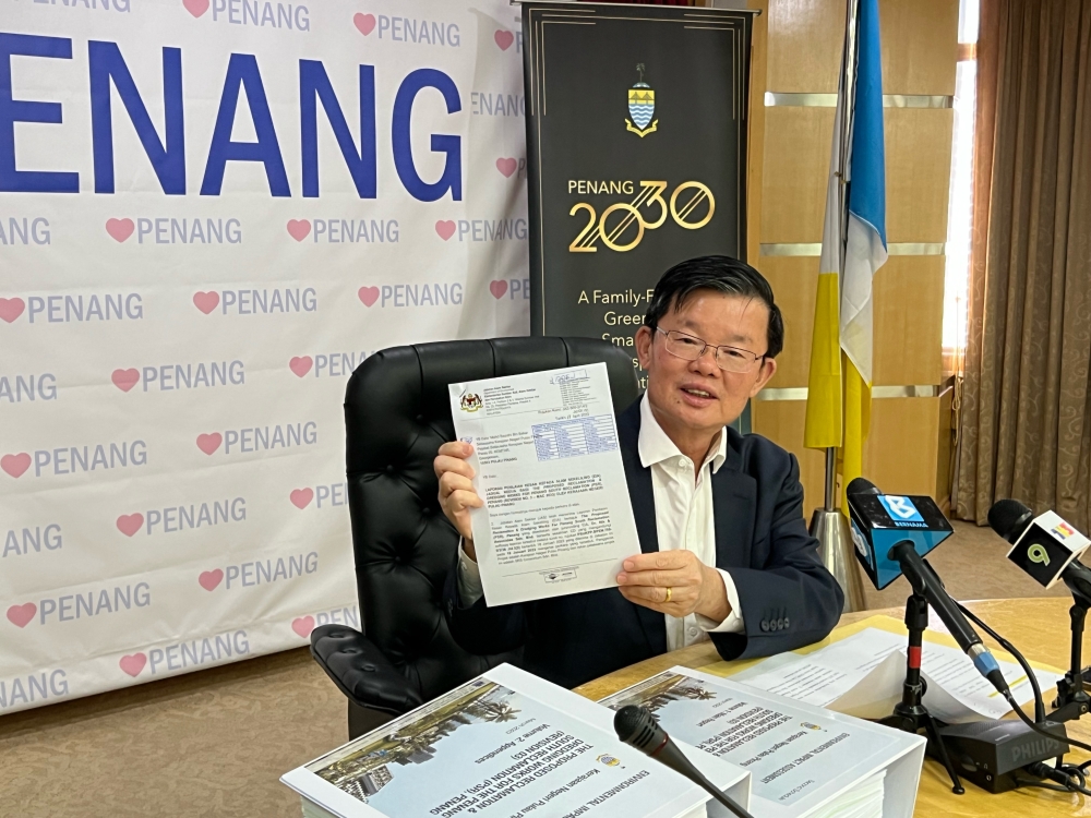Penang Chief Minister Chow Kon Yeow showing the EIA approval from the Department of Environment on April 26, 2023. ― Picture by Opalyn Mok