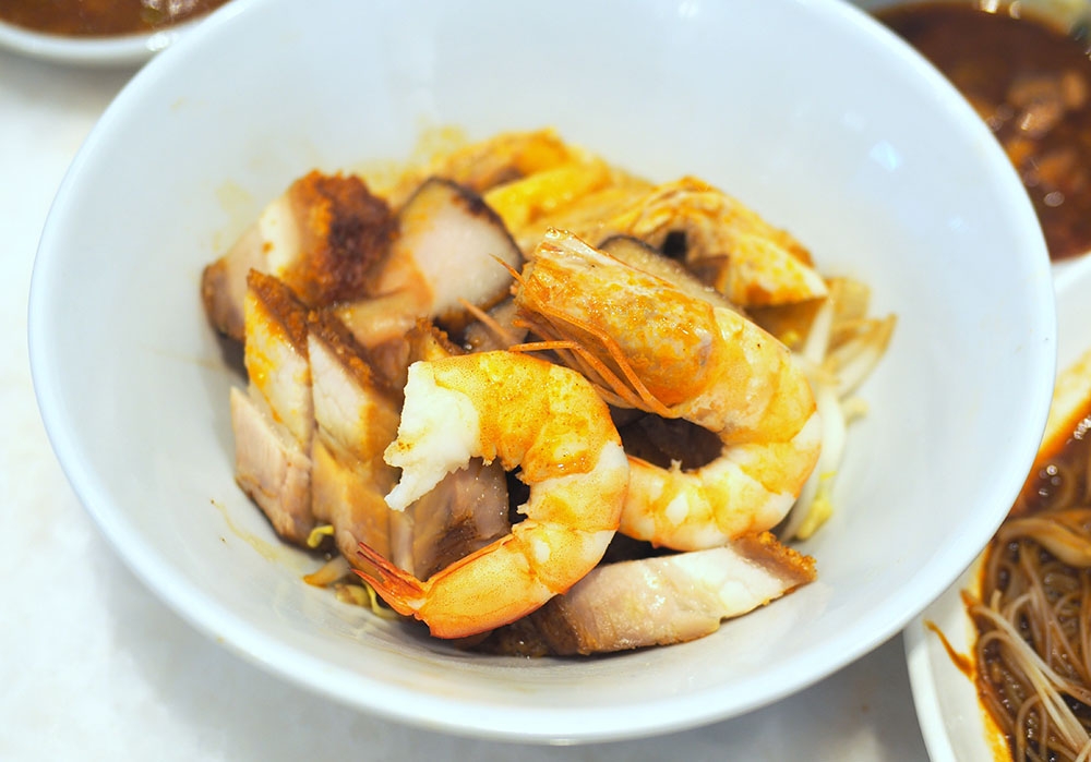 The supreme version is served with a bowl of goodies from prawns, 'char siu', pork skin, roast pork, poached chicken, cockles, braised pig's head and ears, and plump bean sprouts.