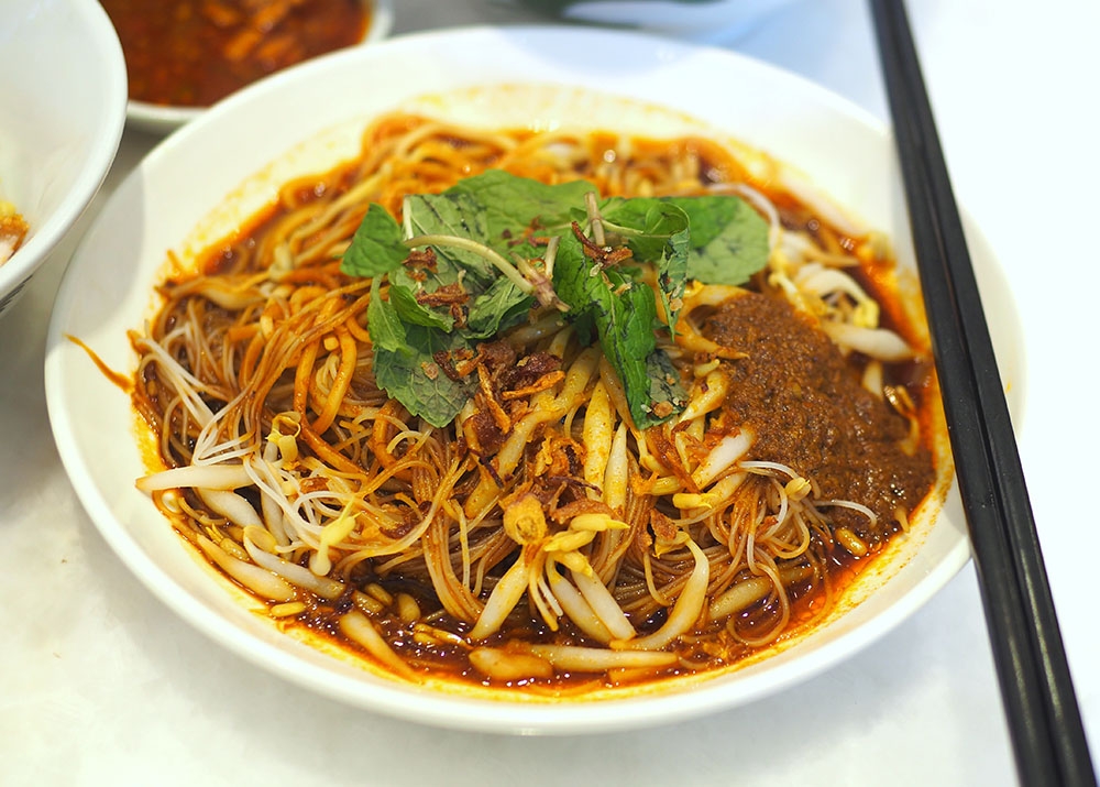 The dry version of the curry noodles combines soy sauce with the flavourful curry.