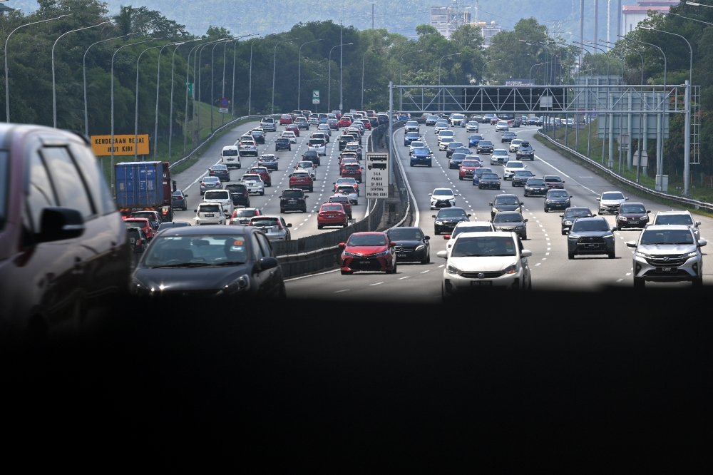 PLUS chief operating officer Datuk Zakaria Ahmad Zabidi said the implementation of SmartLane at the two stretches in the southern region has received positive feedback from highway users as it has helped in reducing congestion. — Bernama pic