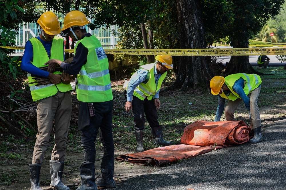 Workers from the Public Works Department install canvas sheets at the landslide location at the Malaysian Anti-Corruption Academy and the Malaysian Institute of Integrity, at Persiaran Tuanku Syed Sirajuddin in Kuala Lumpur April 27, 2023. — Bernama pic