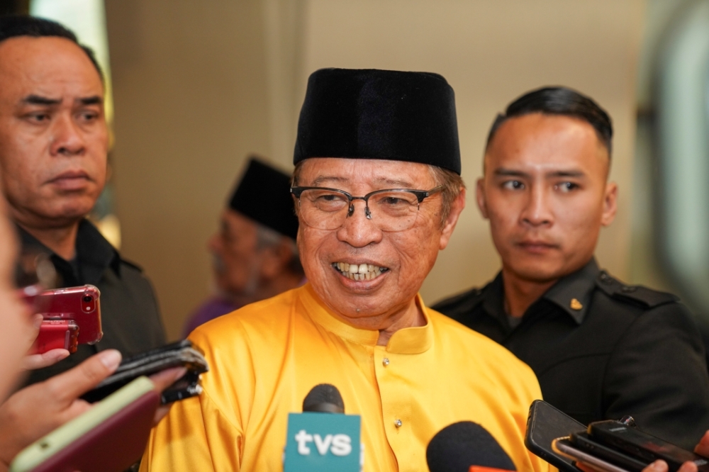 Abang Johari speaks to reporters. — Borneo Post pic