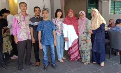 Former electrical engineer in Kuantan finally reunites with teacher who paid her university entrance fees - Vimarsana News