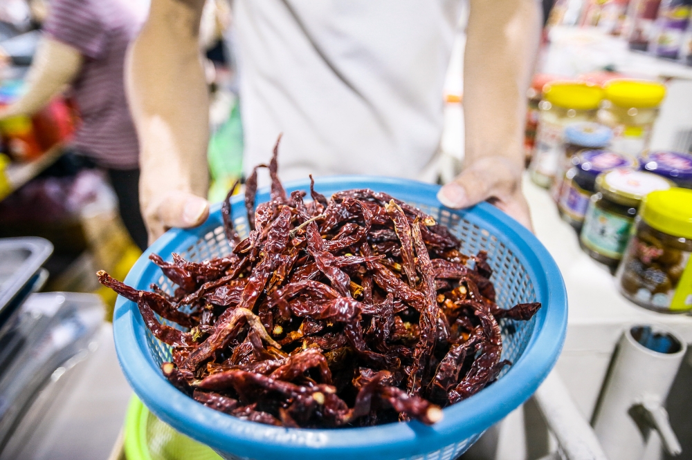 Examples of wrinkly dried chillies that are less hot sold in the SS2 Wet Market in Petaling Jaya. April 25, 2023. — Picture by Hari Anggara