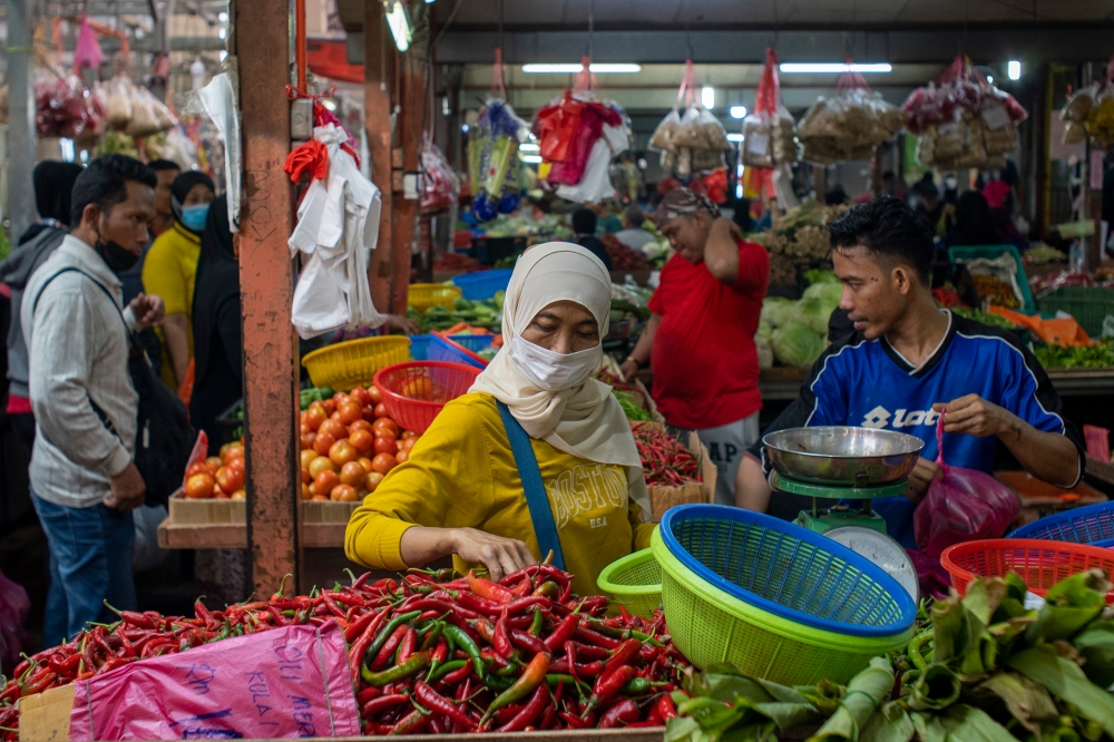 People are seen buying groceries, including fresh chillies, ahead of Hari Raya Aidilfitri celebration in Kuala Lumpur April 20, 2023. — Picture by Shafwan Zaidon
