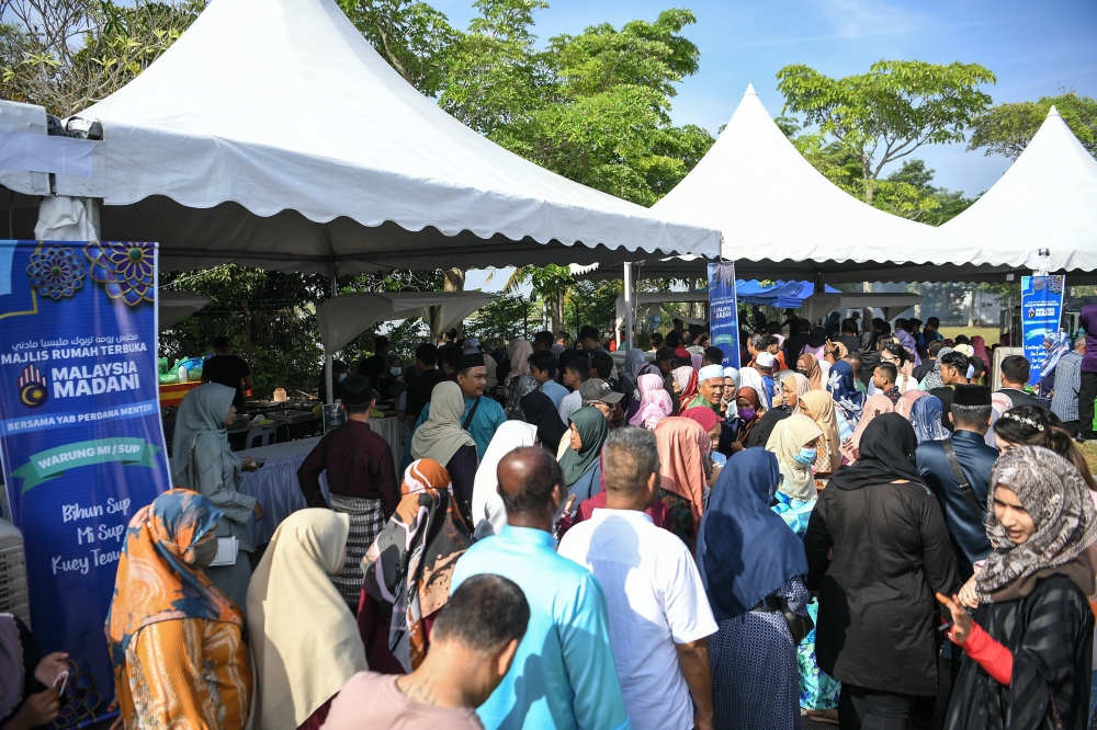 Visitors at the Malaysia Madani Aidilfitri open house in Alor Setar April 29, 2023. — Bernama pic