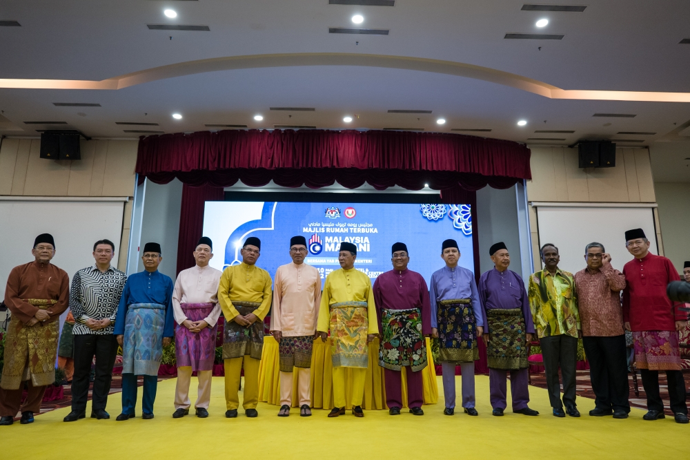 Kedah Ruler Sultan Sallehuddin Ibni Almarhum Sultan Badlishah (centre), Prime Minister Datuk Seri Anwar Ibrahim (sixth from left) and fellow federal ministers pose for a group photo at the Malaysia Madani Aidilfitri open house in Alor Setar April 29, 2023. — Bernama pic