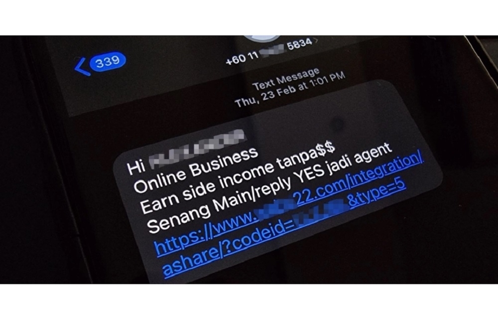 According to Maxis, the blocking of such SMS is aimed at preventing users from becoming victims of online scams. The block will be applicable for SMS sent or received from local and international mobile numbers. — SoyaCincau pic