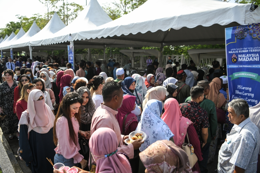 Guests are seen queuing for food at the Malaysia Madani Aidilfitri open house in Alor Setar April 29, 2023. — Bernama pic