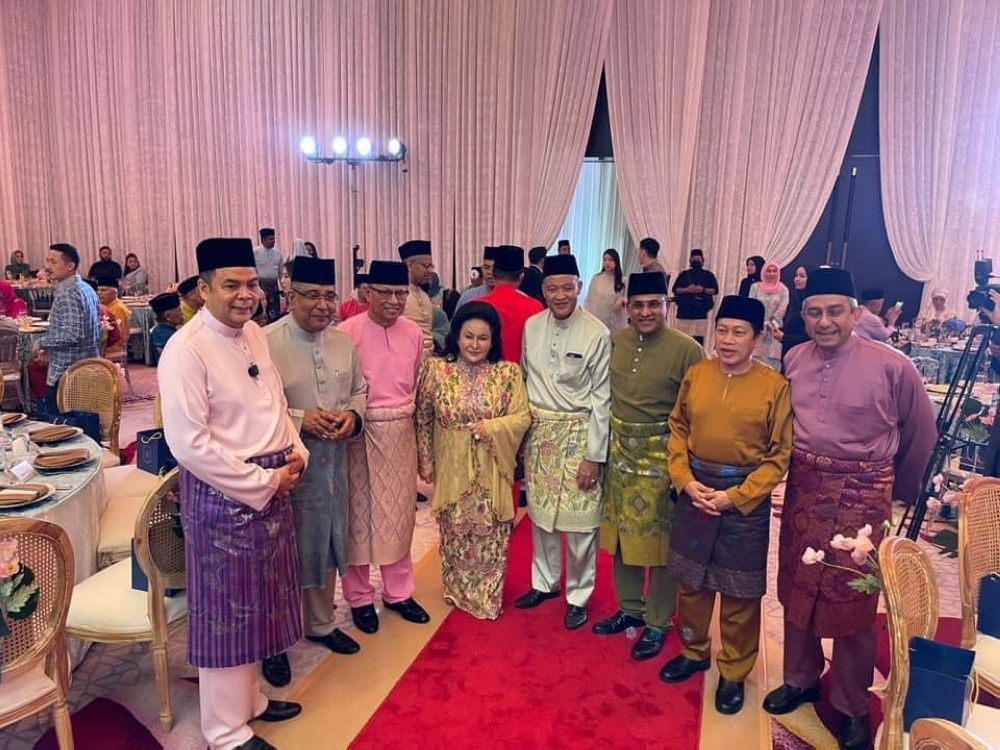 Najib’s wife and Norashman’s mother Datin Seri Rosmah Mansor (centre) pictured with Umno members. — Picture courtesy of Facebook/DrPuadZakarshi