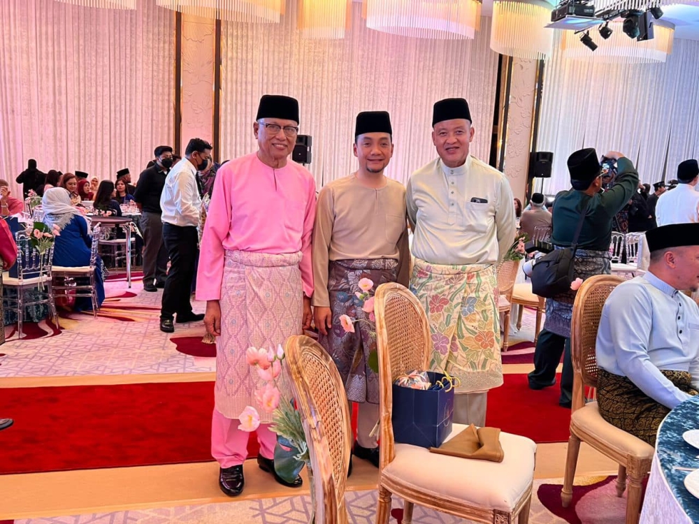 Johor Menteri Besar Datuk Onn Hafiz Ghazi (centre) was also present at the engagement ceremony. — Picture courtesy of Facebook/DrPuadZakarshi