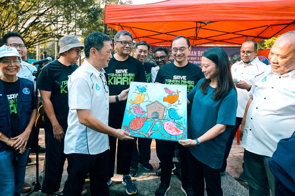 Segambut MP Hannah Yeoh receives a souvenir painting to commemorate the occasion. — Picture by Ahmad Zamzahuri