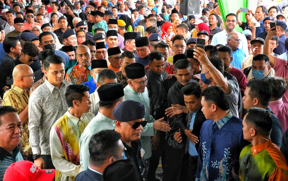 Prime Minister Datuk Seri Anwar Ibrahim arrives at the state Aidilfitri celebration organised by Chief Minister Datuk Seri Hajiji Noor’s government. — Picture by Julia Chan