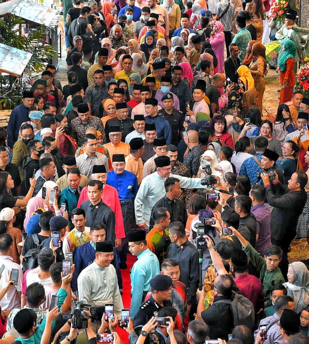 Thousand turned up at the state Aidilfitri celebration organised by Chief Minister Datuk Seri Hajiji Noor’s government. — Picture by Julia Chan