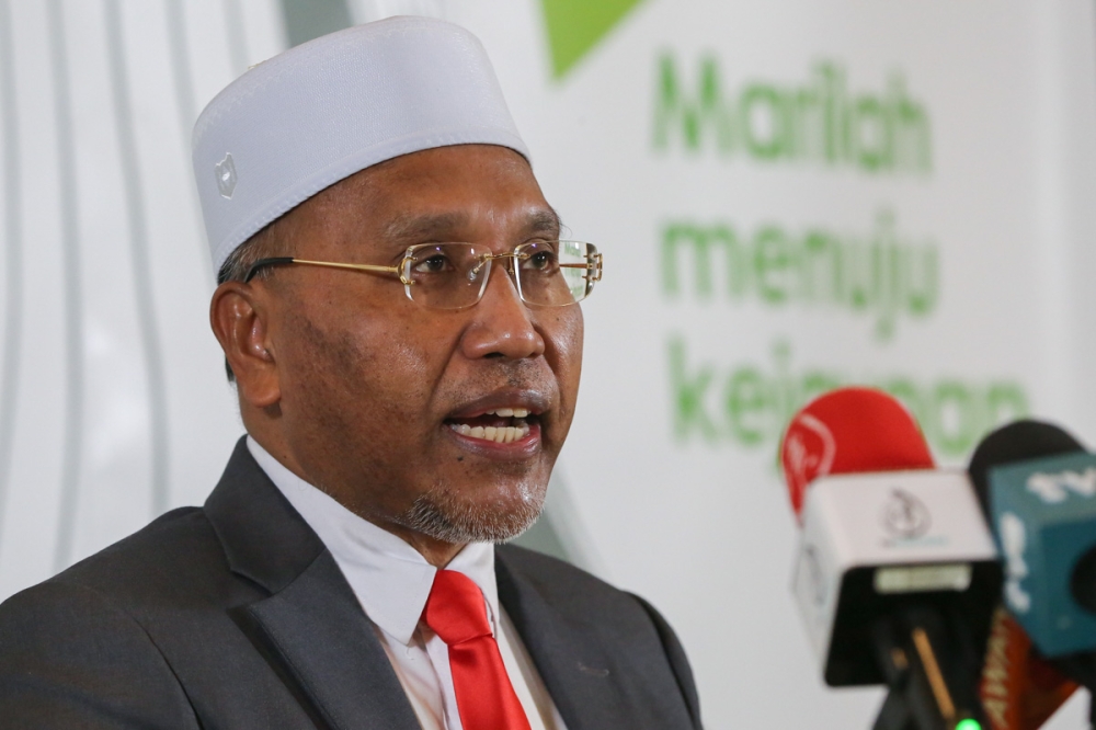 Datuk Idris Ahmad speaks during a press conference at Dewan Besar Tabung Haji in Kuala Lumpur February 24, 2022. — Picture by Yusof Mat Isa