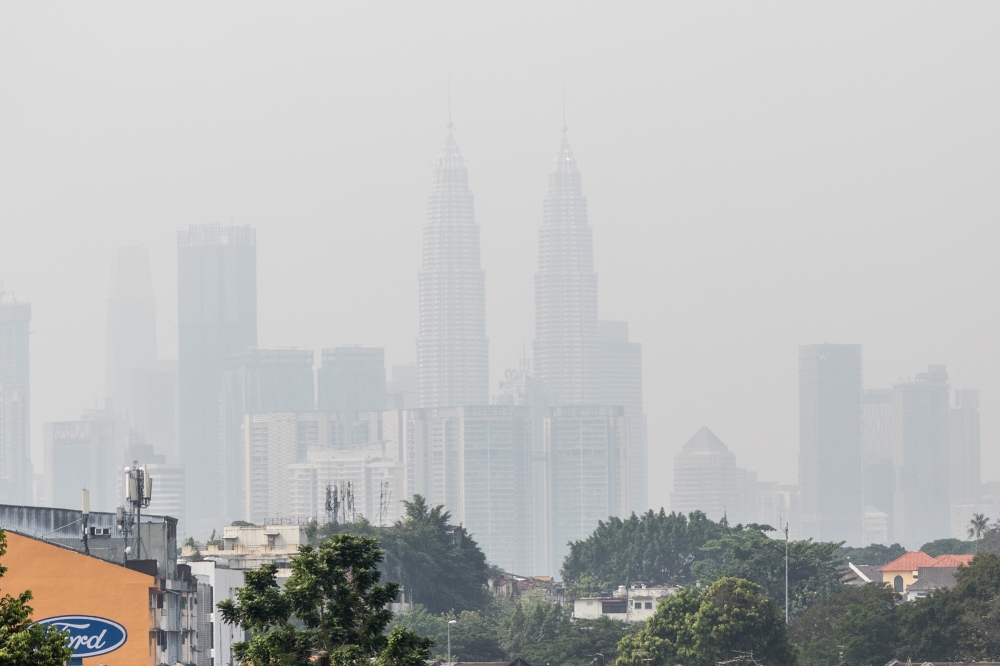 According to a report, Malaysia will meet Asean member states to address the issue of transboundary haze, as hotter and drier weather is anticipated in the middle of the year due to the El Nino phenomenon. — Picture by Firdaus Latif
