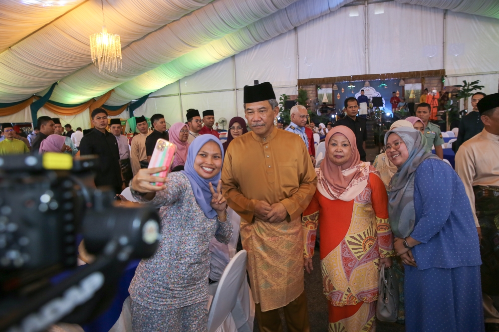 Defence Minister,Datuk Seri Mohamad Hasan attending 'Majlis Ramah Mesar Aidilfitri 2023' at Kementah Camp in Kuala Lumpur, May 2, 2023. — Picture by Yusof Mat Isa