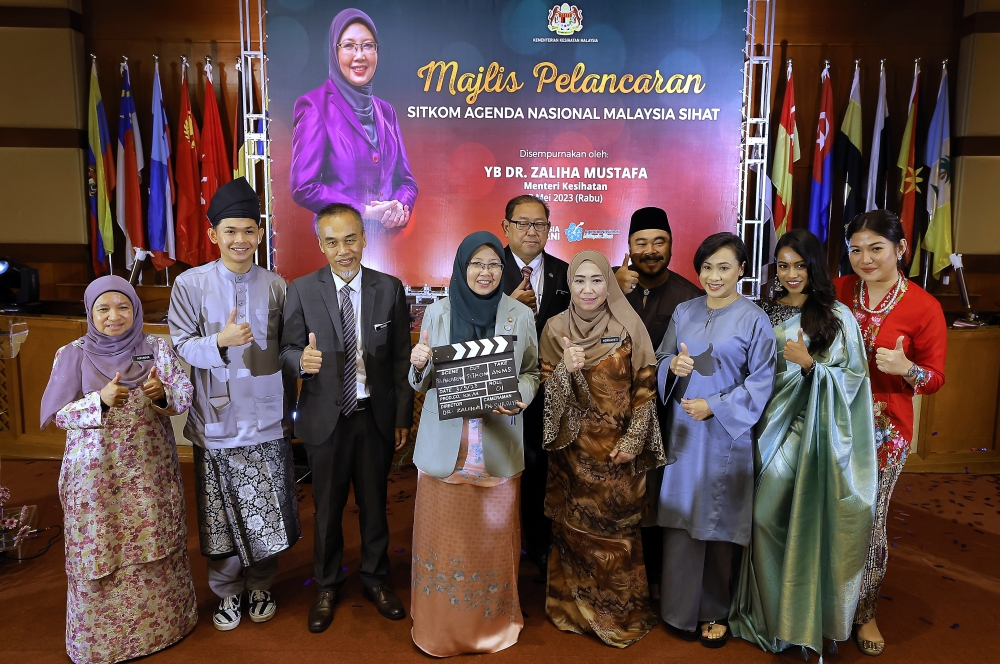 Health Minister Dr Zaliha Mustafa advised the public to limit their outdoor activities to avoid being exposed to high temperatures and to seek treatment immediately if they exhibit symptoms of heat stroke.— Bernama pic