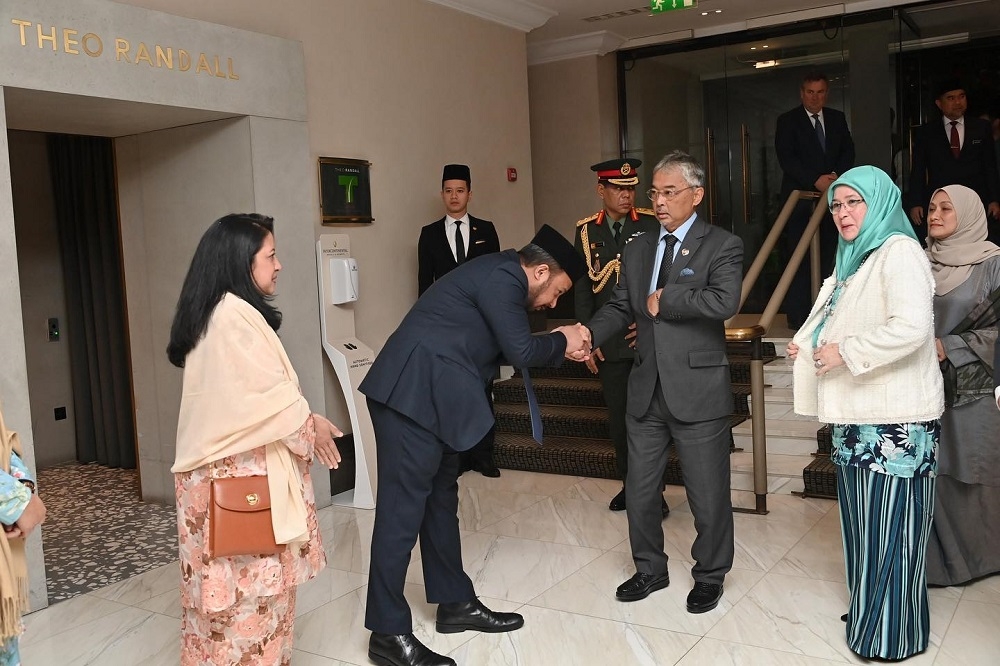 According to a post on Istana Negara's Facebook account, the special aircraft carrying Their Majesties and the delegation touched down at Luton Airport, London, on Wednesday at 9.30pm local time (4.30am Malaysia time). ― Picture via Facebook/Istana Negara