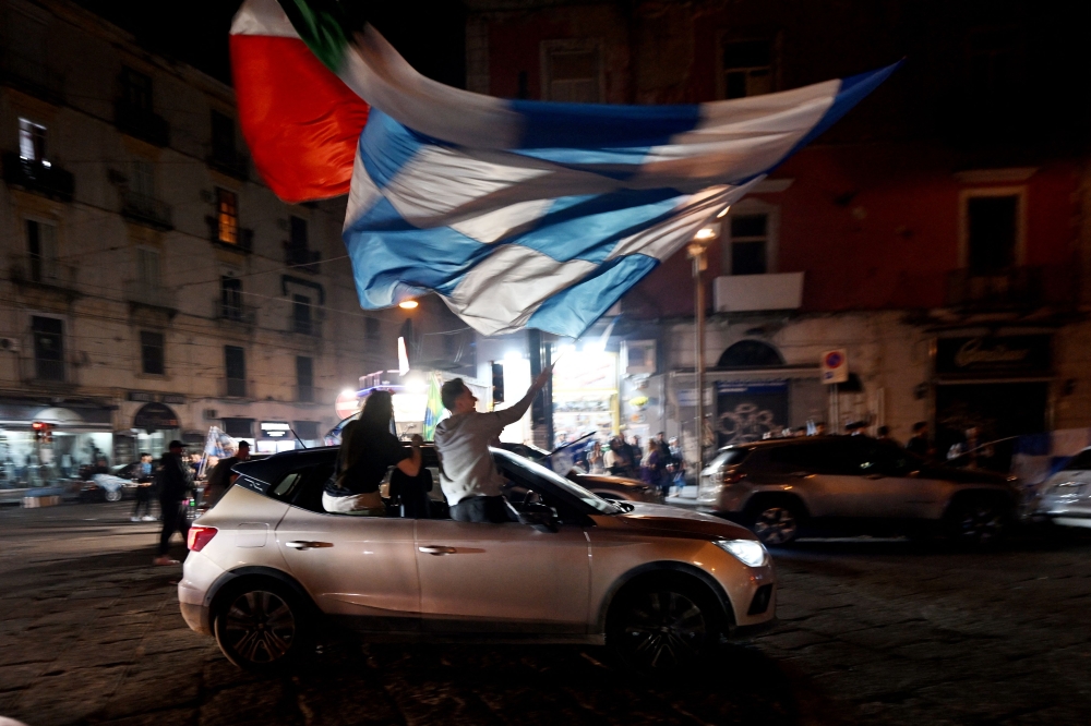 Fans of SSC Napoli celebrate on May 4, 2023 in Naples after Napoli won the Italian champions 