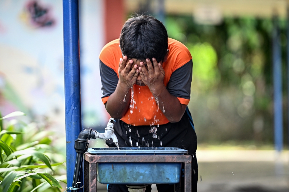 The Education Ministry had earlier issued special permission allowing students, teachers and other staff to wear suitable sports attire instead of their uniforms or work attire during the hot weather to prevent health problems. — Bernama pic