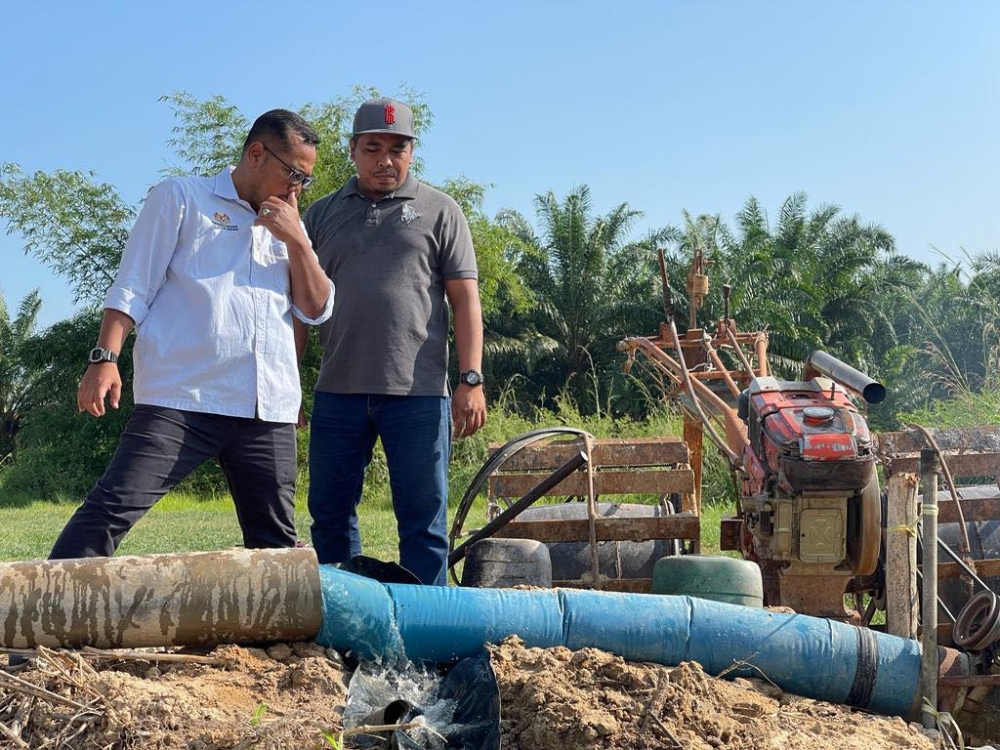 Faizul (left) said Kada has handed over an additional 16 water pumps with a capacity of three to 20 cubic foot a second, to alleviate the situation. — Picture via Facebook/Kada