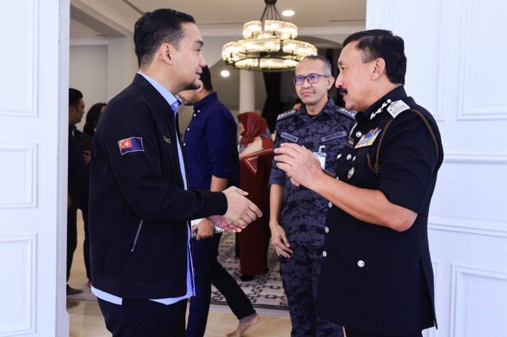 Johor Menteri Besar Datuk Onn Hafiz Ghazi (left) and Immigration Department director-general Datuk Ruslin Jusoh during a visit to the MB's office today, May 5, 2023. ― Picture via Johor MB's official Facebook page