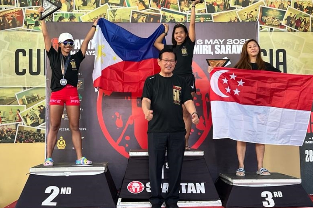 Lee (front) in a photocall with the top three winners of the Elite Female category. — Borneo Post pic