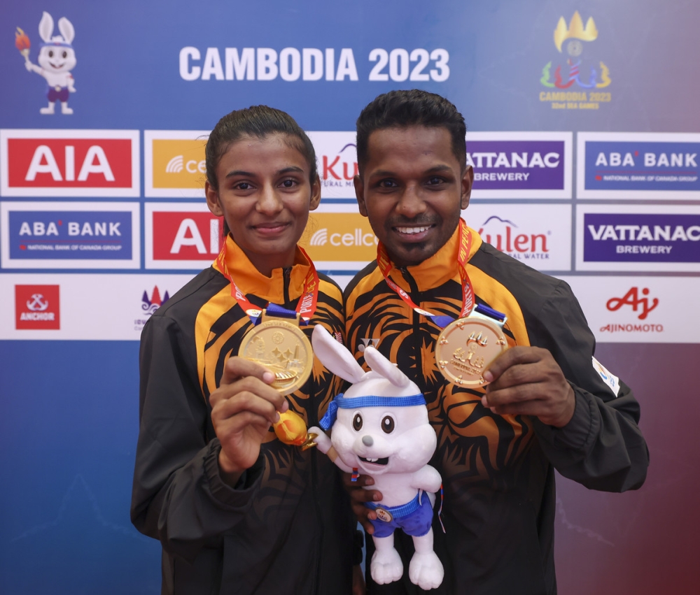 C. Shahmalarani and S Prem Kumar pose with their gold medals in Phnom Penh May 6, 2023. — Bernama pic