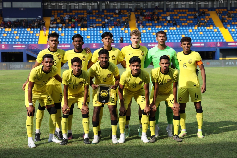 Harimau Muda team pose for a picture before the match against Thailand in Phnom Penh. — Bernama pic