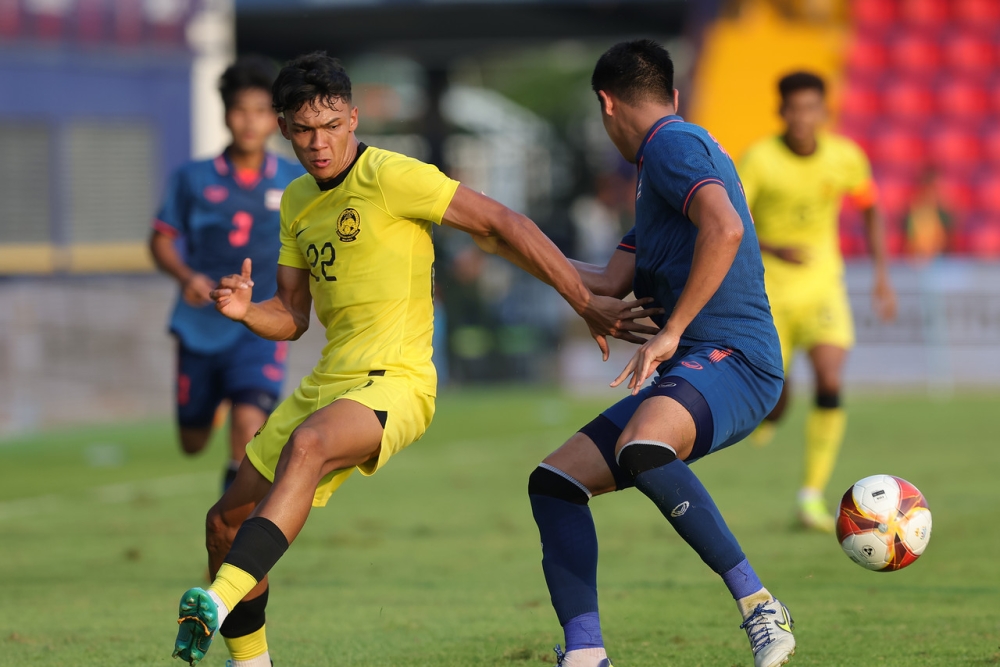 National player Muhammad Haqimi Azim Rosli in action against Thailand's Songchai Thongcham. — Bernama pic