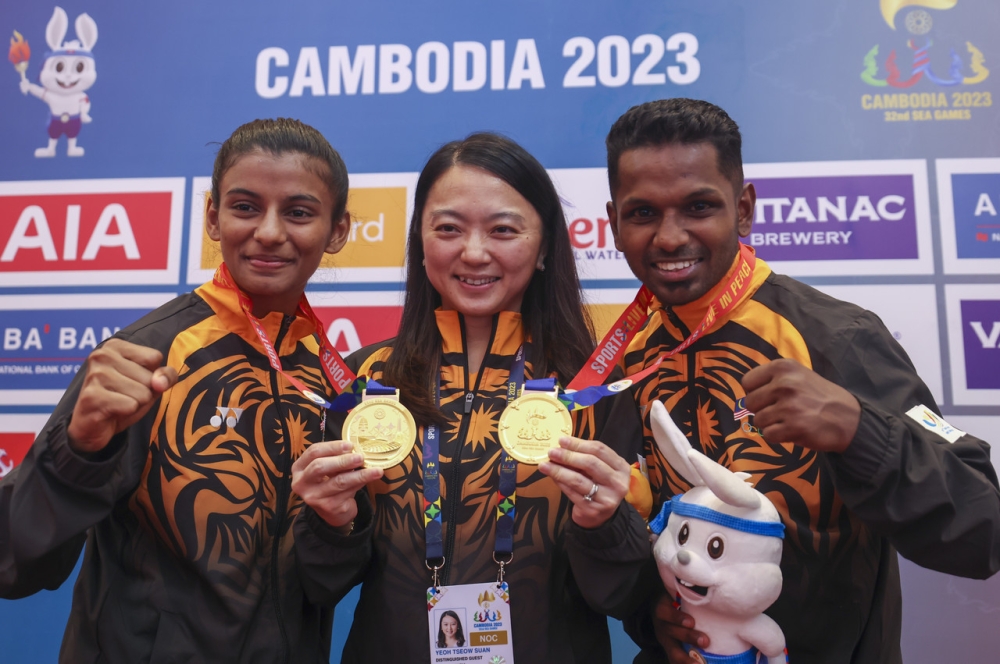 Youth and Sports Minister Hannah Yeoh poses with S. Prem Kumar and C. Shahmalarani who delivered Malaysia’s first two gold medals at the 2023 SEA Games in Phnom Penh May 6, 2023. — Bernama pic