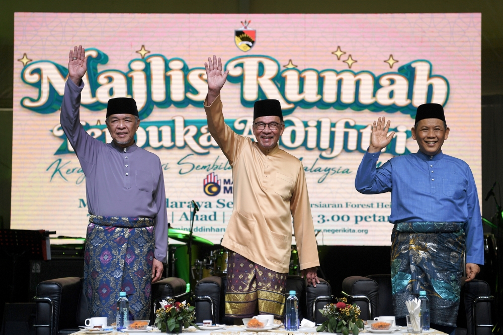 (from left) Deputy Prime Minister Datuk Seri Ahmad Zahid Hamidi, Prime Minister Datuk Seri Anwar Ibrahim,  and Negeri Sembilan Menteri Besar Datuk Seri Aminuddin Harun at the Malaysia Madani and Negeri Sembilan Aidilfitri Open House in Seremban May 7, 2023. — Bernama pic